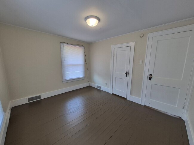 Building Photo - 2806 Hartzer St
