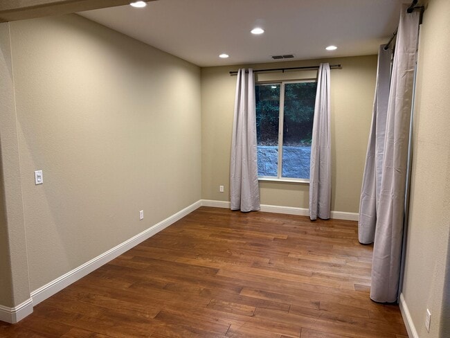 Building Photo - Beautiful 3 bedroom plus loft and office in highly sought Serrano community!