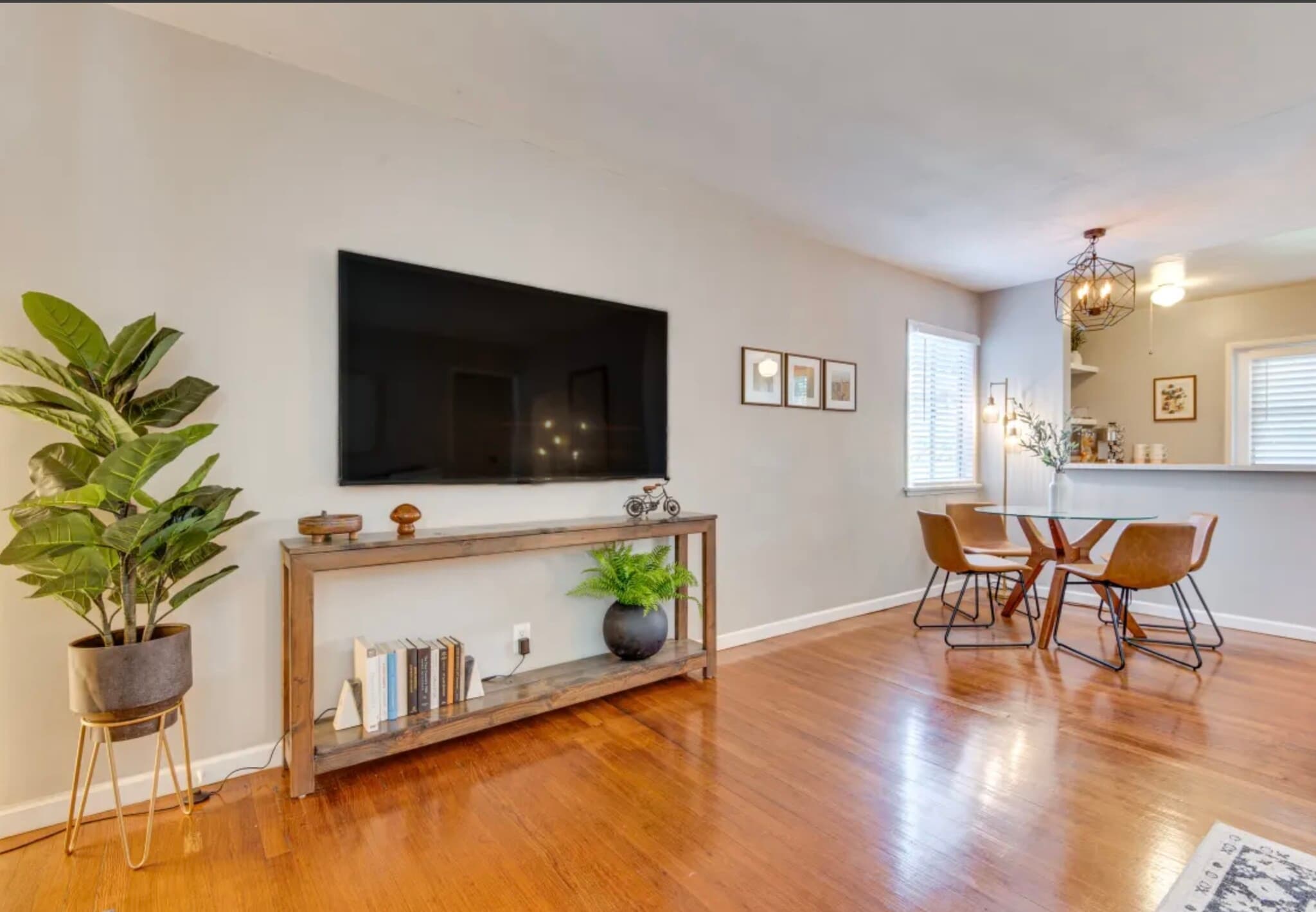 Building Photo - 504 N Rosemary Ln