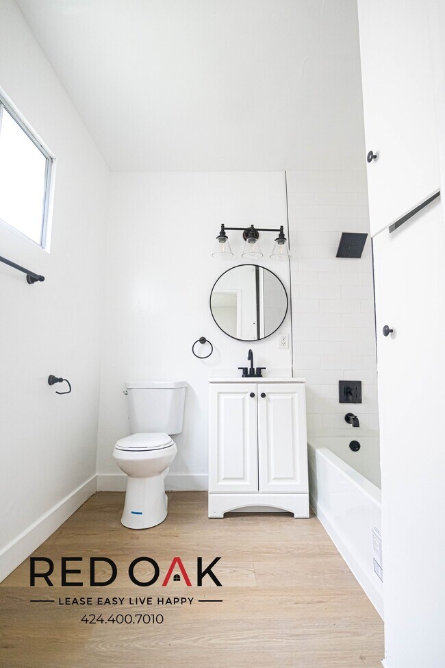 Building Photo - Spacious, Bright, and Completely Remodeled...