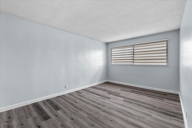 Building Photo - 1700 Rexford Dr