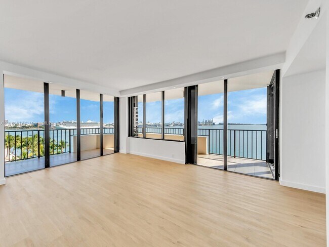 Building Photo - 520 Brickell Key Dr