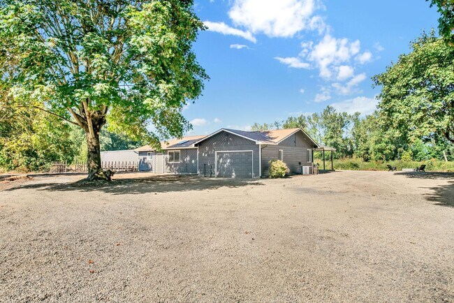 Building Photo - 39601 Santiam Bluffs Rd NE
