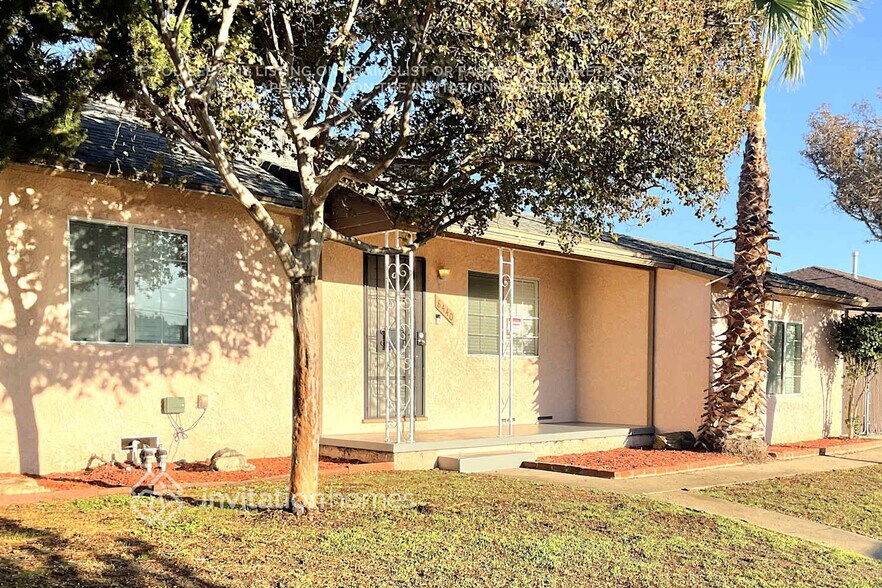 Primary Photo - 8440 Hazeltine Ave