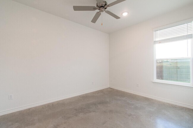Building Photo - 624 Pacific Crest Trl