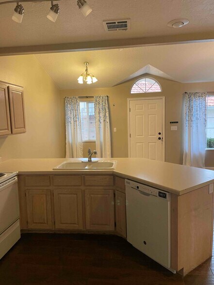 Building Photo - 550 Diagonal St