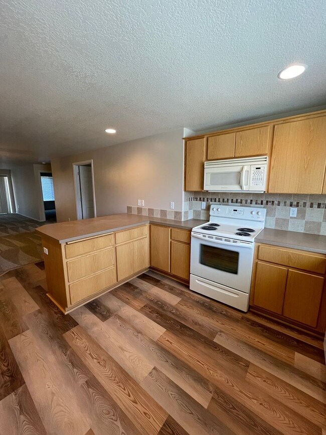 Building Photo - 609 S Harborview St