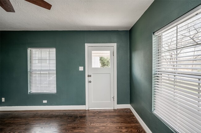 Building Photo - 4204 Lovejoy St