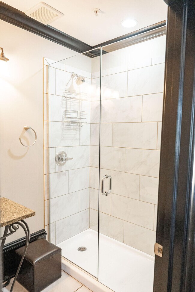 Building Photo - 275 S Limestone