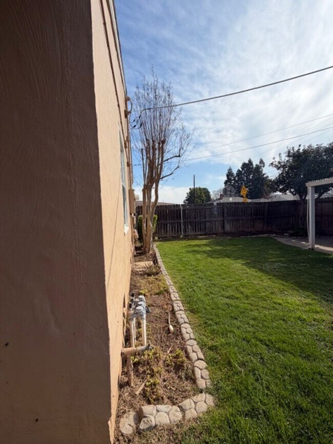 Building Photo - Charming 3-Bedroom Home on a Corner Lot