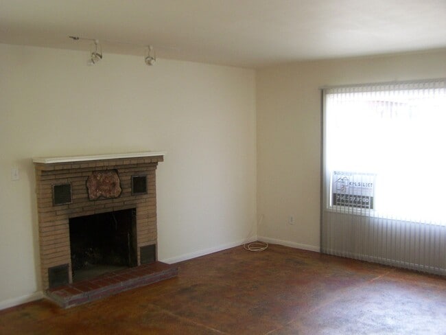 Building Photo - 2 Bed +1 Bath SINGLE FAMILY HOME + HUGE ba...