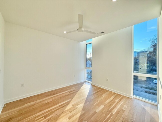 Building Photo - Beautiful 3BD, 3.5BA Downtown Raleigh Townhome with an Additional Bonus Room, Walkable to Premier...