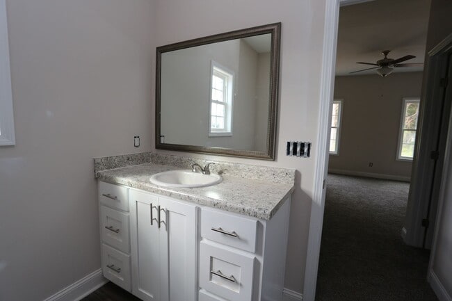 Building Photo - 3 Bedroom Brick House in SEB School District Available NOW
