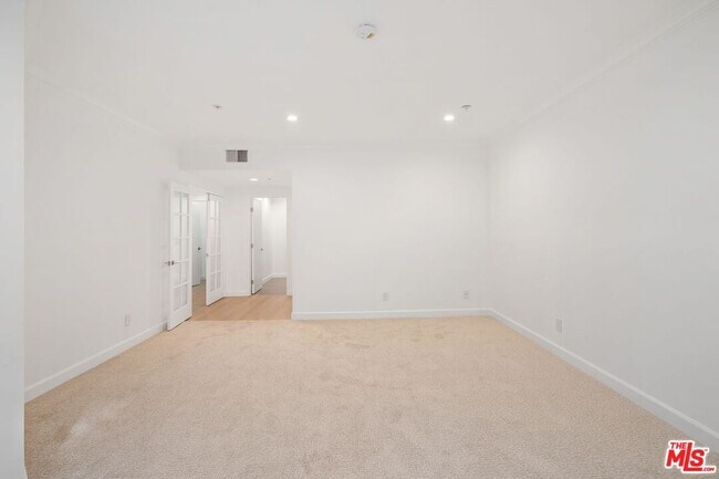 Building Photo - 656 N W Knoll Dr