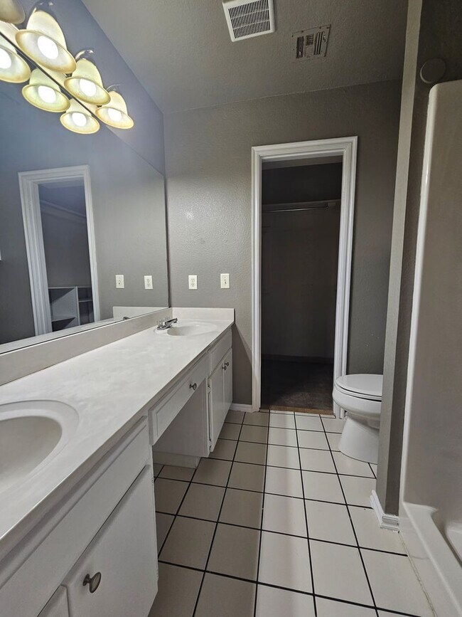 Building Photo - (4) Bed/(3) Bath in Moore with Storm Shelter! Avail NOW!!