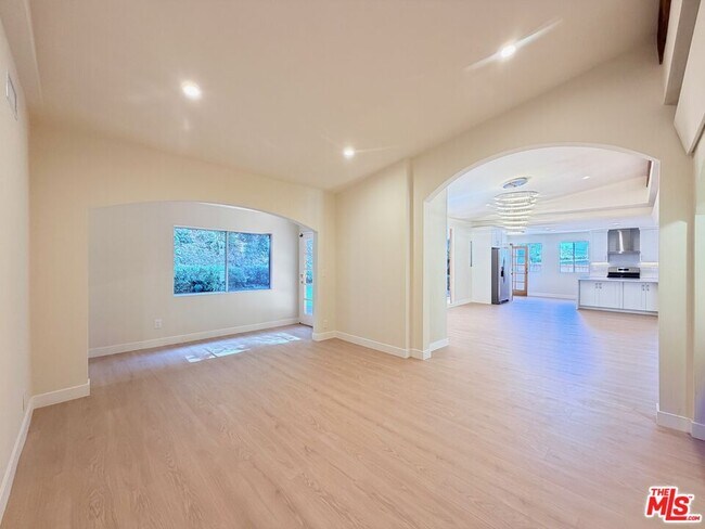 Building Photo - 2000 San Ysidro Dr