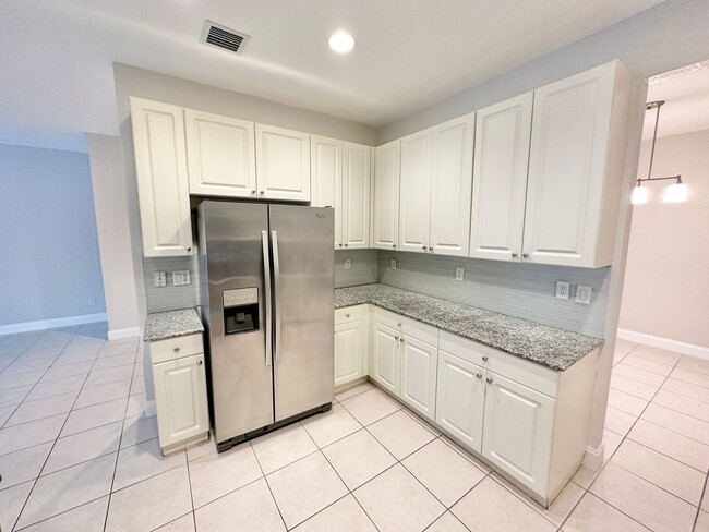 Building Photo - ** MARIPOSA ** 3 + DEN / 2.5 BATH - 2 CAR ...