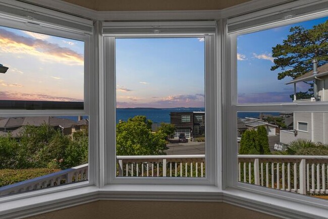 Building Photo - Charming Beach Drive Craftsman w/ AC and V...