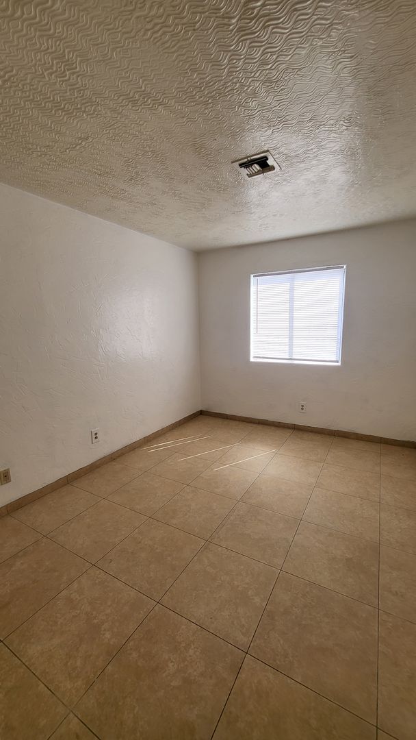 Building Photo - 3117 E Carey Ave