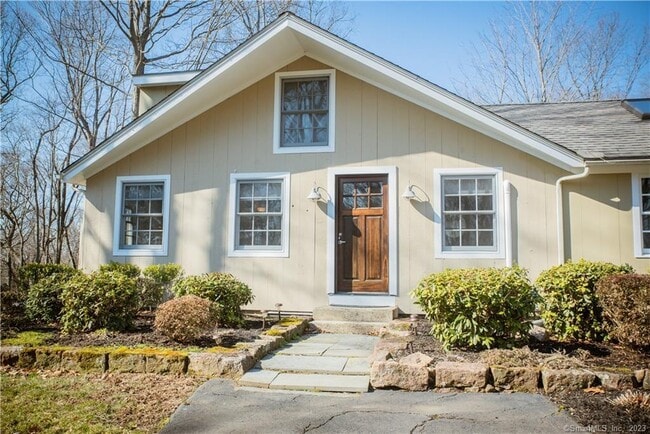 Building Photo - 30 Whiting Farm Rd