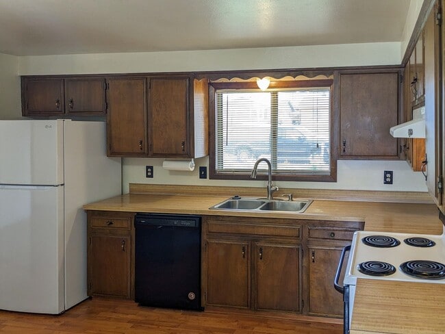 Building Photo - 1613 River Rock Dr NE
