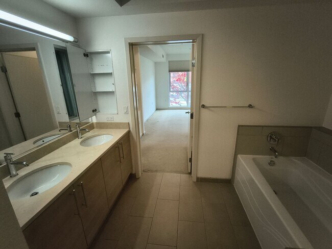 Building Photo - $500 MOVE IN SPECIAL!!! LUXURY 2 BEDROOM CONDO IN DOWNTOWN WALNUT CREEK, CA!