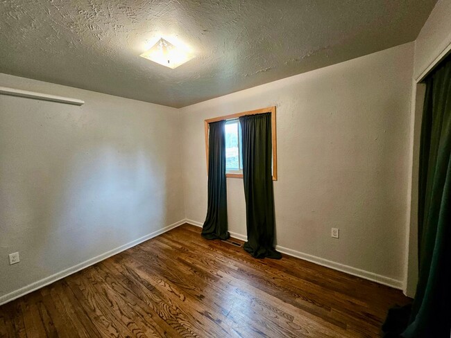 Building Photo - Updated one level ranch home close to UCCS!