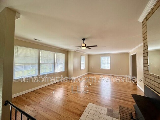 Building Photo - 161 Dogwood Dr