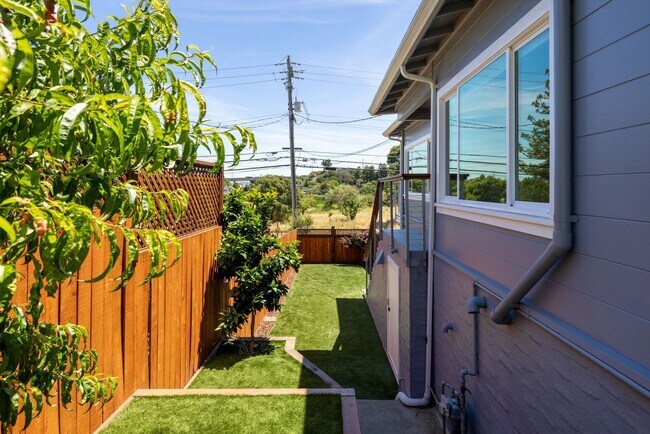 Building Photo - Beautiful Duplex In Highly Desirable San Rafael!