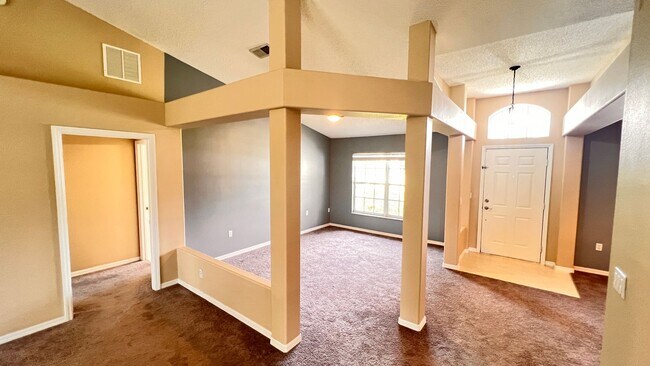 Building Photo - Huge!! 3 bedroom 2 bath in Deltona Lakes. ...