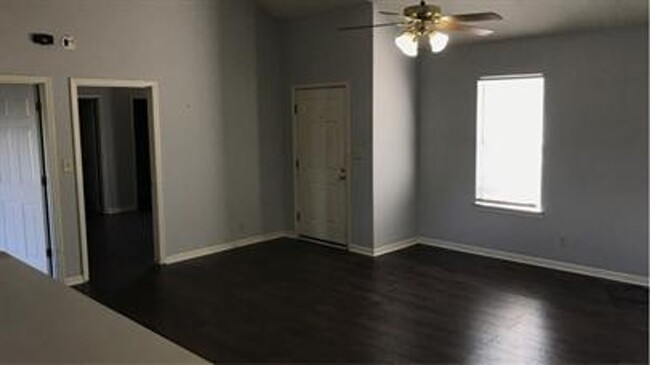 Building Photo - 2 Bedroom 2 Bath Townhome