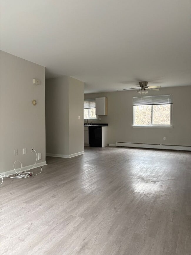 Building Photo - Spacious 1 Bedroom Apartment