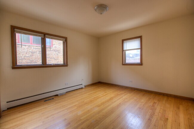 Building Photo - 5715 N Cicero Ave