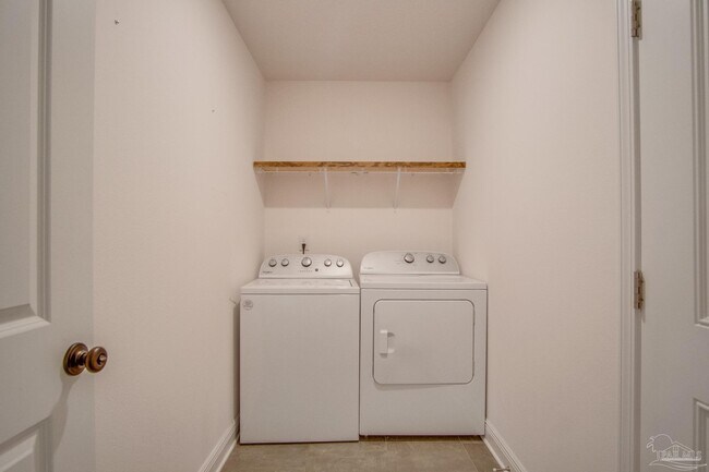 Building Photo - 161 Calvert Oaks Dr