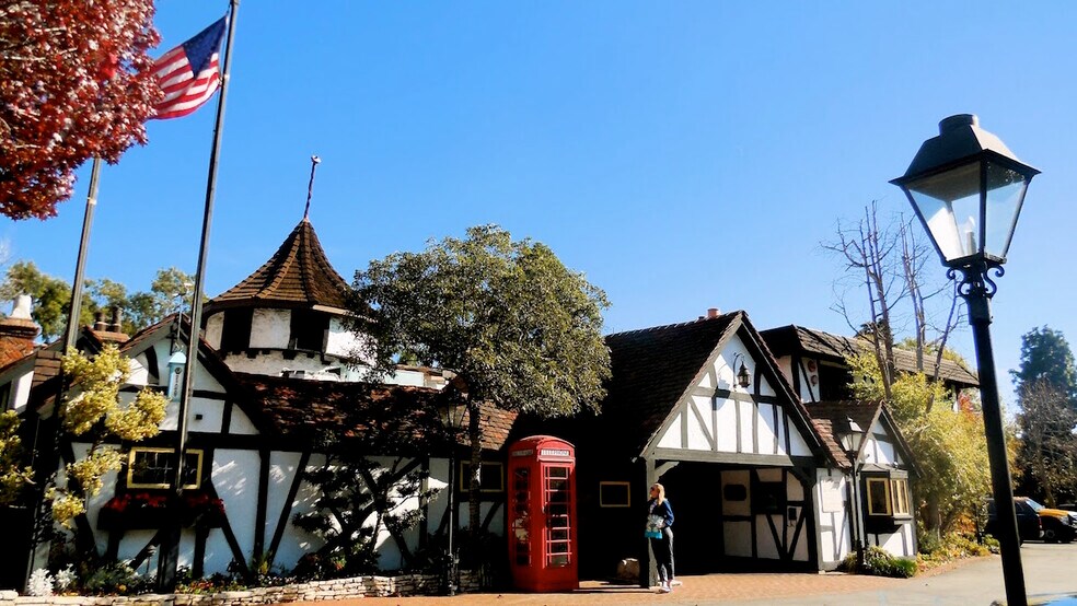 Tam O-Shanter (100yr old English Pub with garden) - 3829 Glenfeliz Boulevard