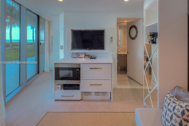 Building Photo - 17001 Collins Ave