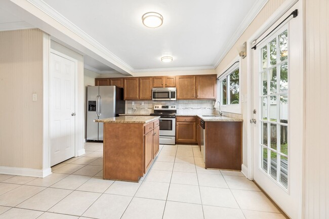 Building Photo - Water Views, Hampton, 3 bed 2.5 bath Ready Now!