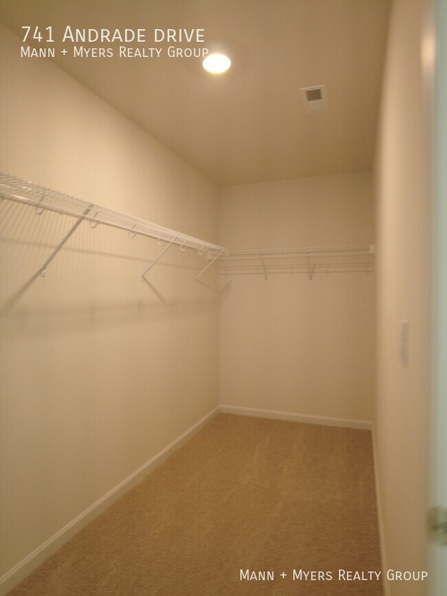 Building Photo - 741 Andrade Dr