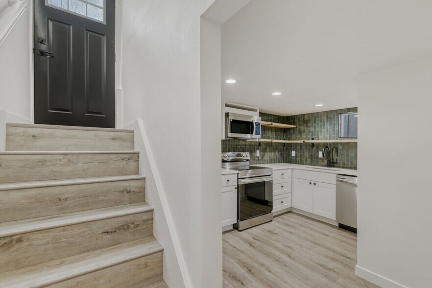 Building Photo - 946 Pratt St