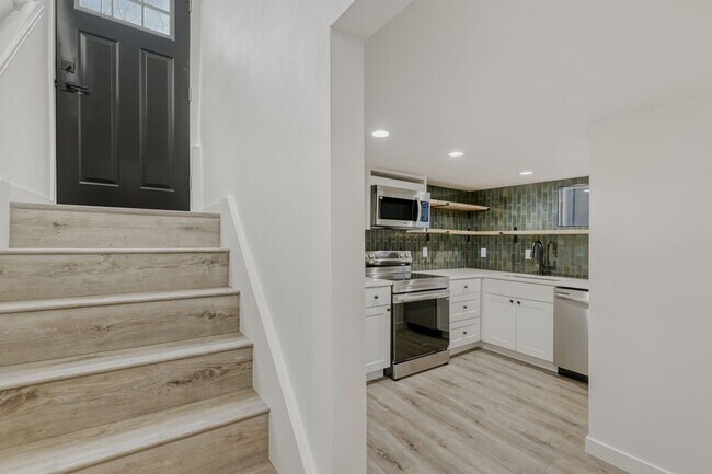 Building Photo - 946 Pratt St