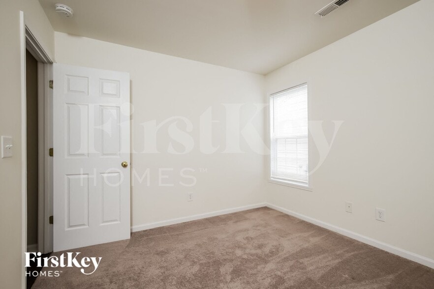 Building Photo - 4004 Village Park Ct