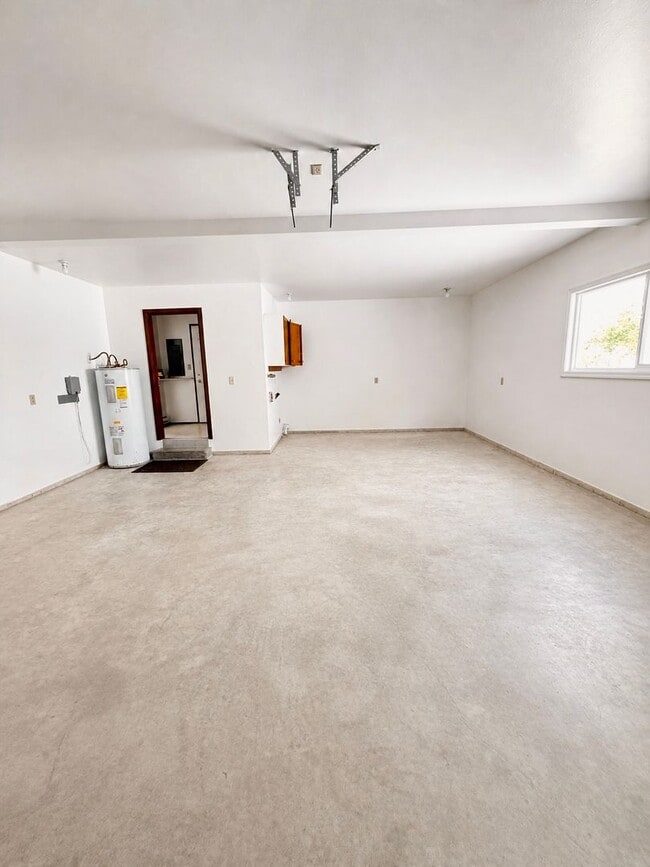 Building Photo - Large 3 Bed 1.5 Bath with large Garage Located in Cosmopolis