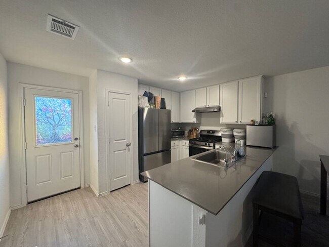 Building Photo - Super Nice with Great Price.  3 Bedroom 2 Bath 1 Story