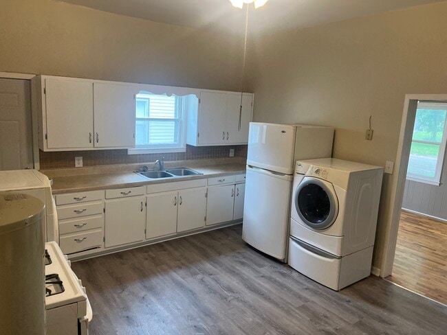 Building Photo - 212 W 5th St