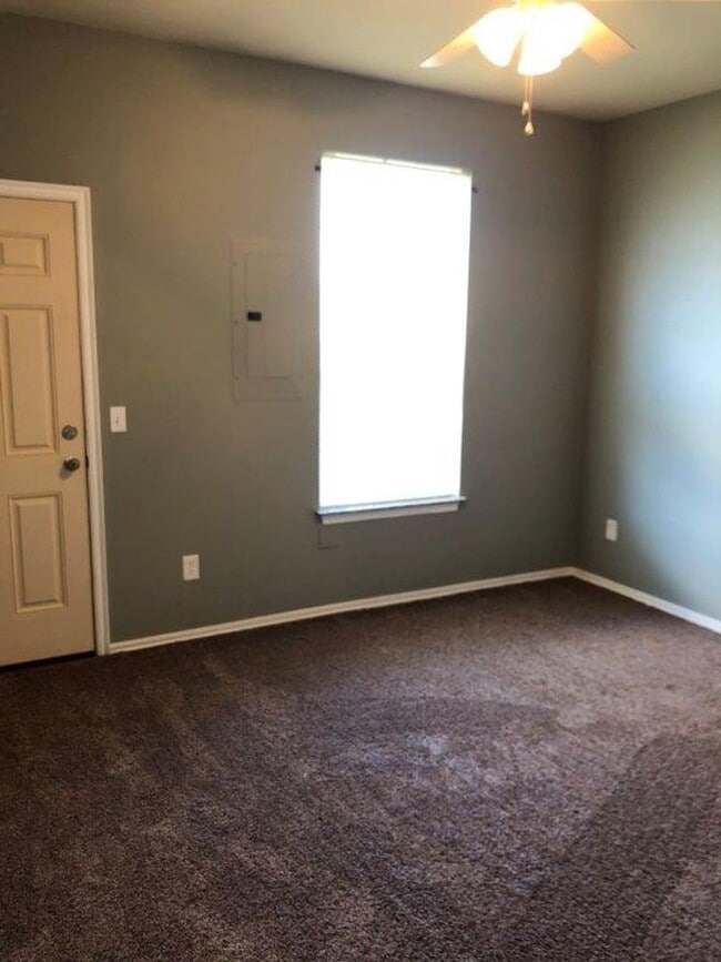 Building Photo - $200 off your move in by May 15th! Located in Edgewood Manor and in Mustang School District!, Nea...