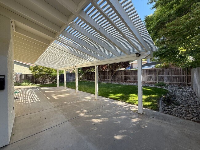 Building Photo - Nicely updated 4-bedroom in Oakdale!