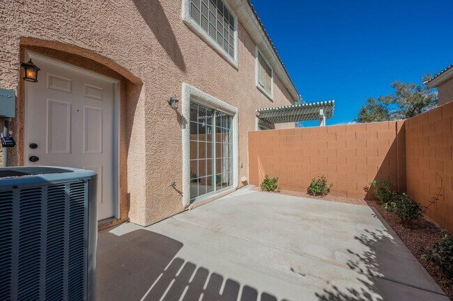 Building Photo - Fully Remodeled 3-Bedroom Townhome