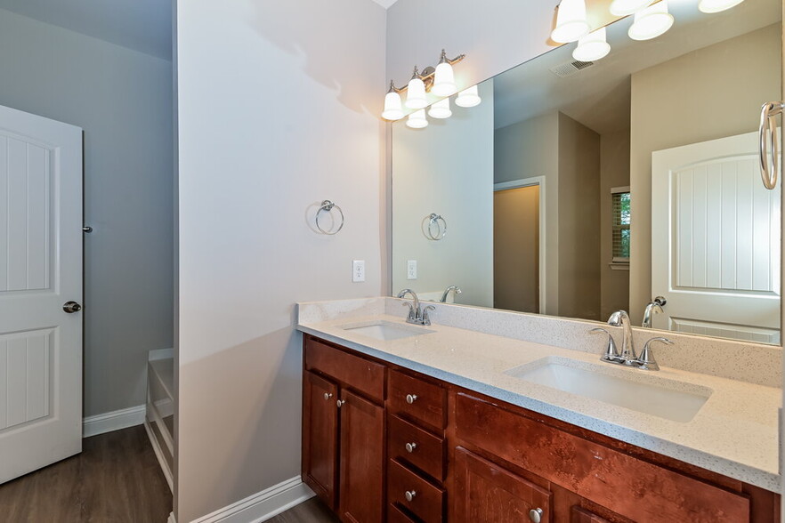 Building Photo - 5084 Summerview Ln