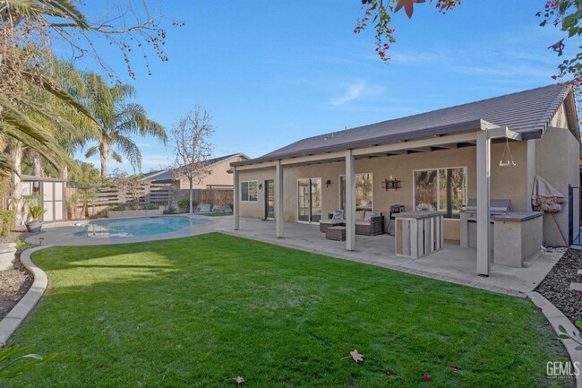 Building Photo - NW Home w/Pool & Firepit!