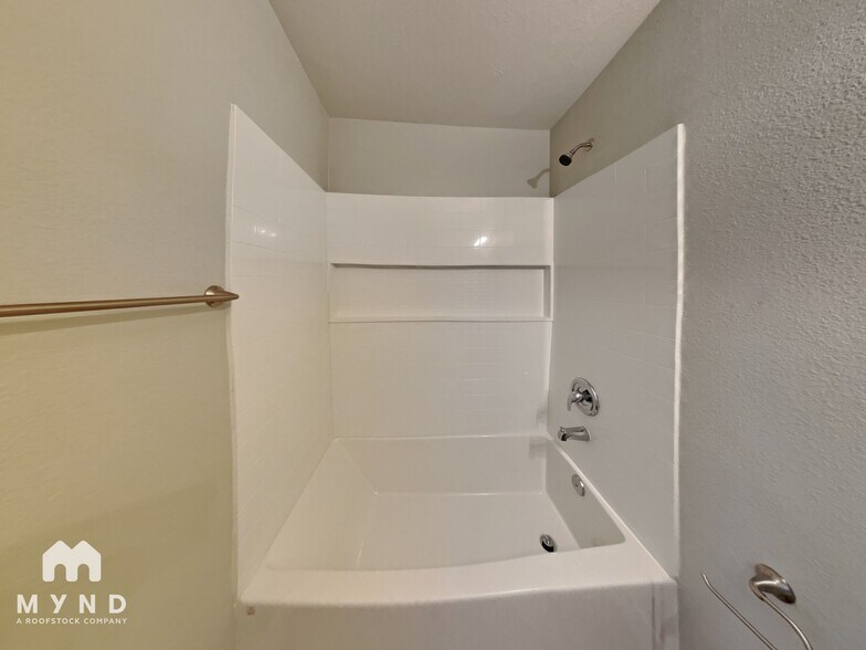 Building Photo - 5817 W Robin Ln